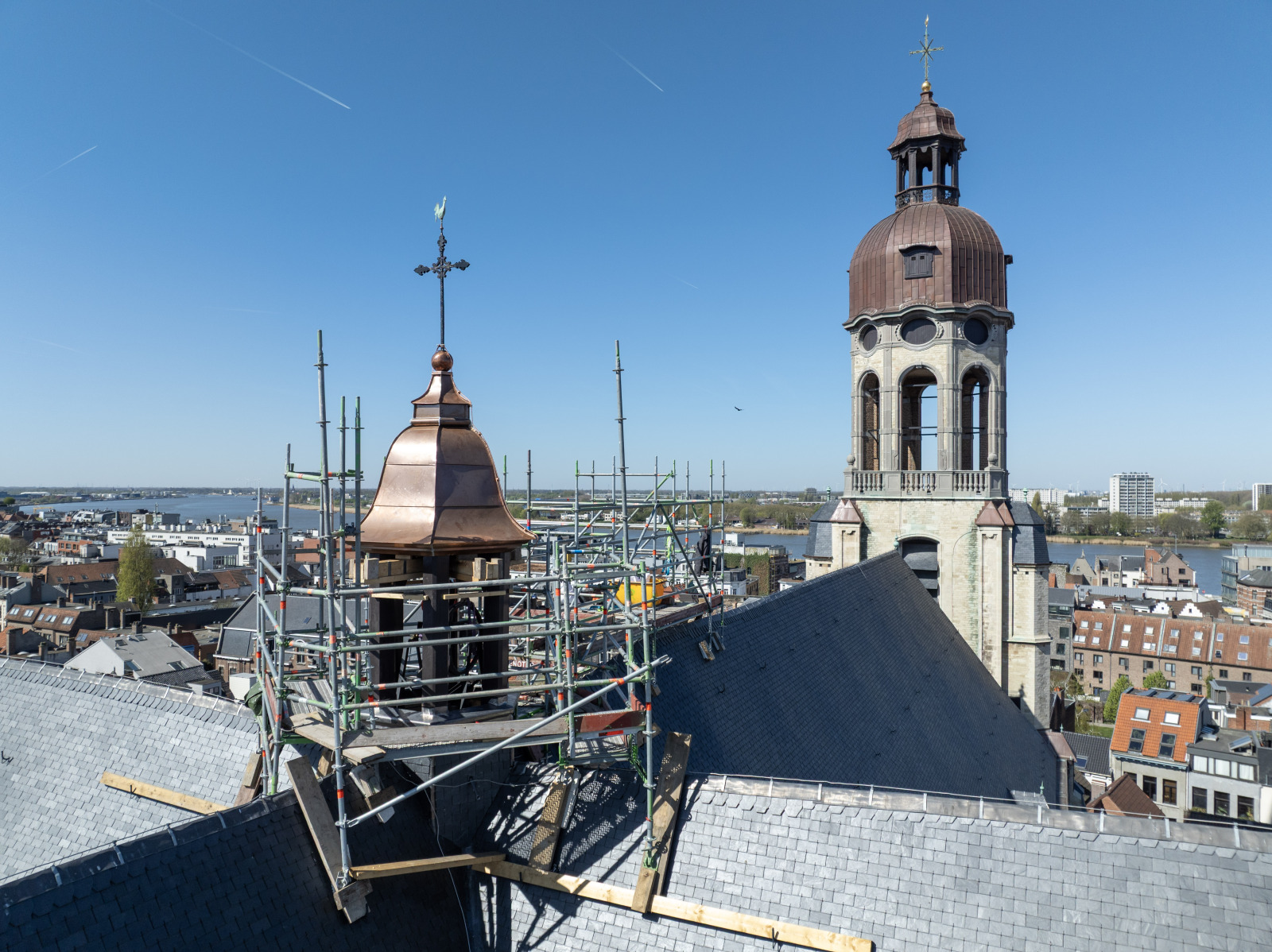 Sint- Andrieskerk terugplaatsing vieringtoren.